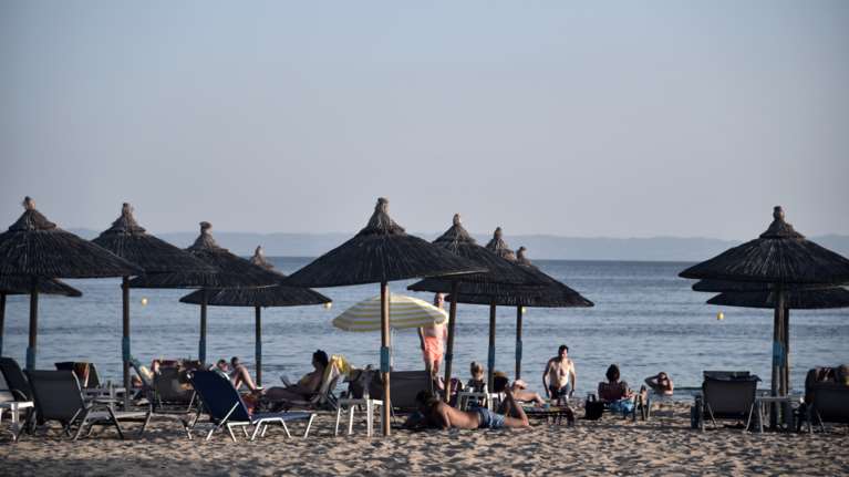 Σαν την Χαλκιδική...δεν έχει: Τσουχτερές οι τιμές στα beach bar - Έως και 50 ευρώ το άτομο για μία ξαπλώστρα