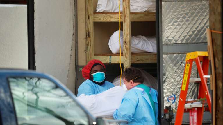 ΗΠΑ: Άλλοι 1.800 νεκροί από κορονοϊό σε μια ημέρα - Οι πολιτείες αίρουν τα μέτρα περιορισμού