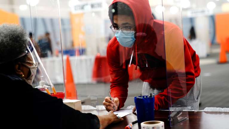 Κορονοϊός - ΗΠΑ: Θλιβερό ρεκόρ αύξησης θανάτων με 300.000 περισσότερους από πέρυσι