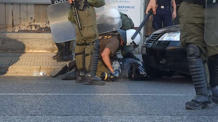 Επεισόδια και συμπλοκές έξω από το Υπ.Προστασίας του Πολίτη [Εικόνες - Βίντεο]