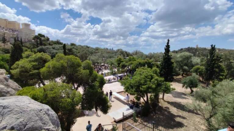 Λίνα Μενδώνη: Άνοιξαν οι επί έτη κλειστές διαδρομές στον αρχαιολογικό χώρο της Ακρόπολης και το νέο Πωλητήριο