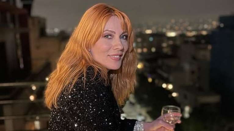 Σμαράγδα Καρύδη: Τράβηξε την κουρτίνα και μας έδειξε την -απαράμιλλης ομορφιάς- θέα του σπιτιού της