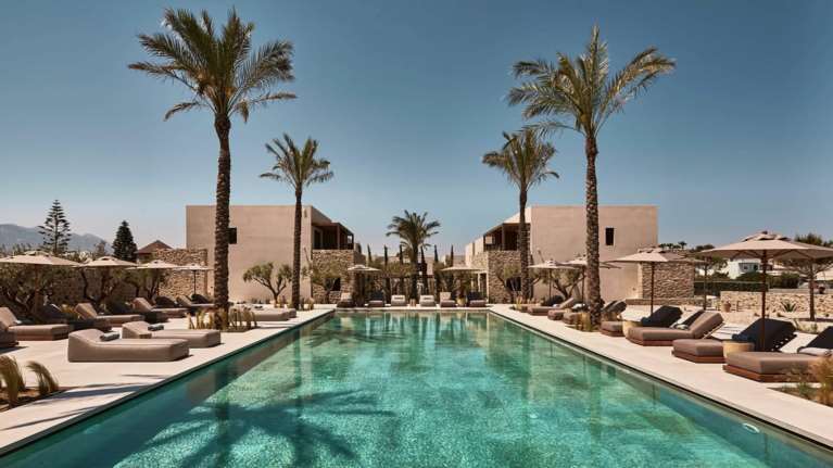 Αφιέρωμα: Τα ξενοδοχεία που θα πρωταγωνιστήσουν στις φετινές καλοκαιρινές διακοπές