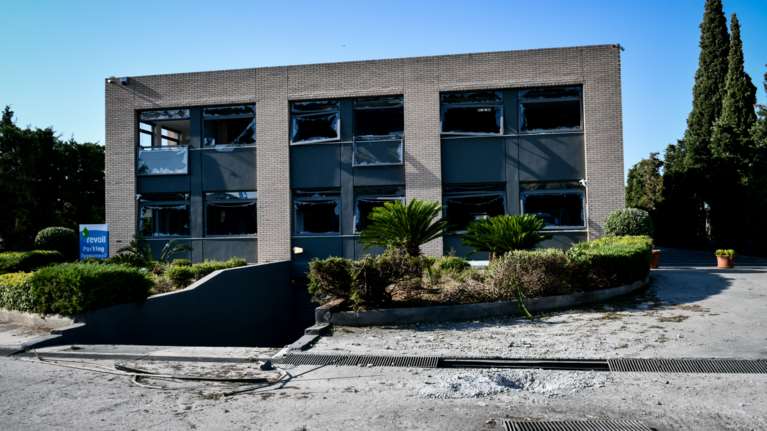 Βάρη: Αστυνομικός ο τραυματίας από την επίθεση στην εταιρεία πετρελαιοειδών [Εικόνες]