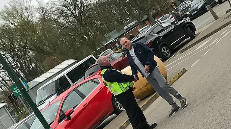 Πολ Γκασκόιν: Ο τελευταίος άνθρωπος στη Βρετανία που κάνει...χειραψίες!