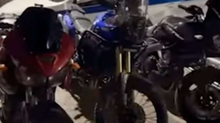 Χειροπέδες σε τρεις νεαρούς που έκαναν κόντρες και σούζες στη λεωφόρο Αθηνών - Ο ένας χωρίς δίπλωμα