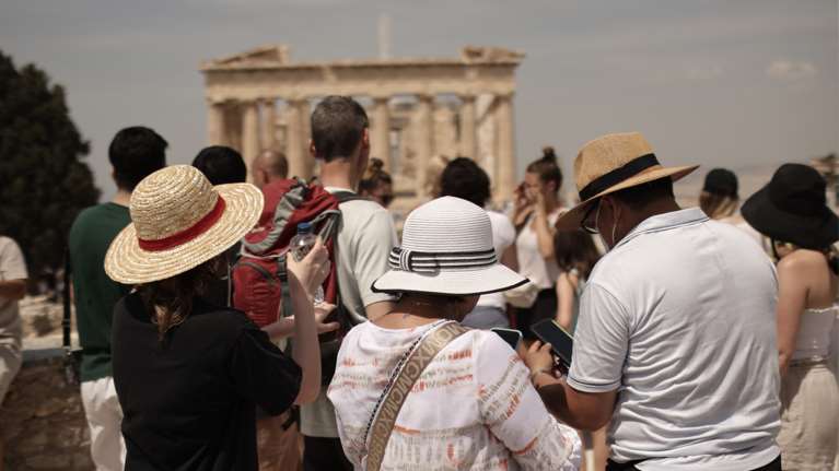ΤτΕ: Τετραπλασιάστηκε η τουριστική κίνηση το πρώτο 4μηνο του 2022 σε σχέση με το 2021