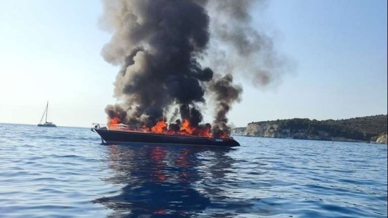 Φωτιά σε ιστιοφόρο σκάφος στο Πόρτο Χέλι - Καλά στην υγεία τους οι επτά επιβαίνοντες