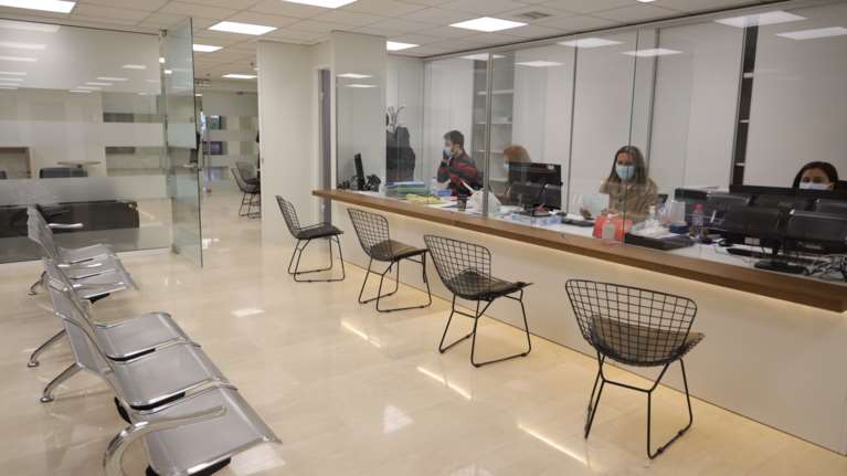 300 ευρώ πρόστιμο την εβδομάδα στους ανεμβολίαστους δημοσίους υπαλλήλους που αρνούνται να κάνουν τεστ