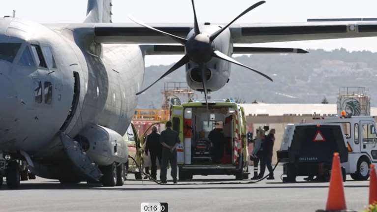 Τραγωδία στη Χίο: Εικόνες από την αεροδιακομιδή 6 παιδιών στην Αθήνα με αεροσκάφος του ΕΚΑΒ [βίντεο]