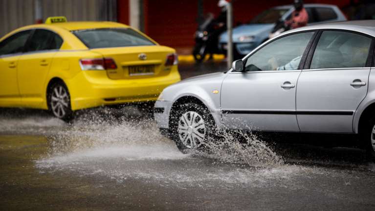 Καταιγίδα στην Αττική: Άνοιξαν και πάλι οι ουρανοί, προβλήματα στους δρόμους