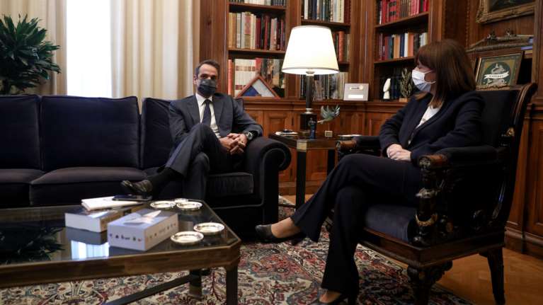 Κορονοϊός - Σχέδιο &quot;Ελευθερία&quot;: Αυτοί είναι οι πρώτοι 45 κυβερνητικοί αξιωματούχοι που θα εμβολιαστούν