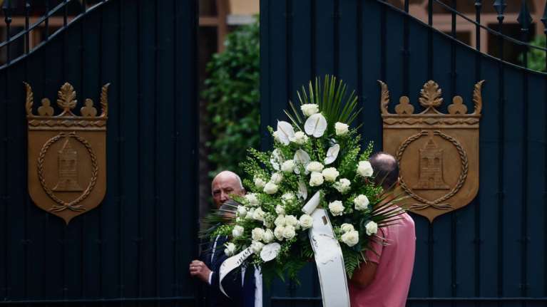 Σίλβιο Μπερλουσκόνι: Ιδιωτική προσευχή στη βίλα του Άρκορε - Αύριο το απόγευμα η κηδεία του [Εικόνες]