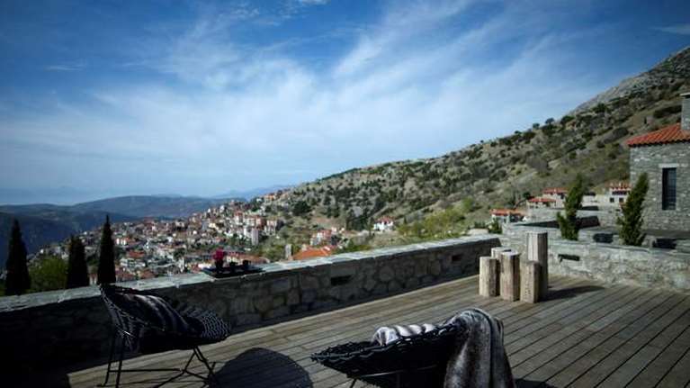 Mountain Chic στην Αράχωβα: Το κομψό εξοχικό με την απεριόριστη θέα [εικόνες]