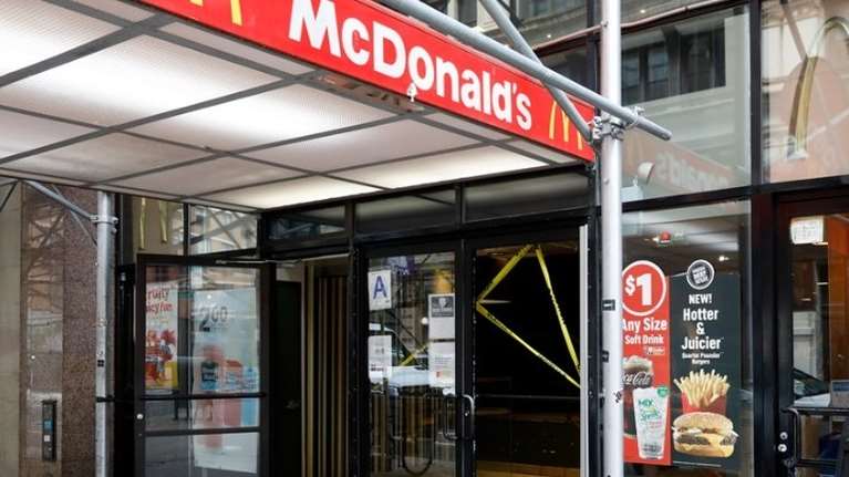 ΗΠΑ: Χαροπαλεύει υπάλληλος των McDonald’s - Νεαρός τον πυροβόλησε για μια κρύα μερίδα τηγανιτές πατάτες