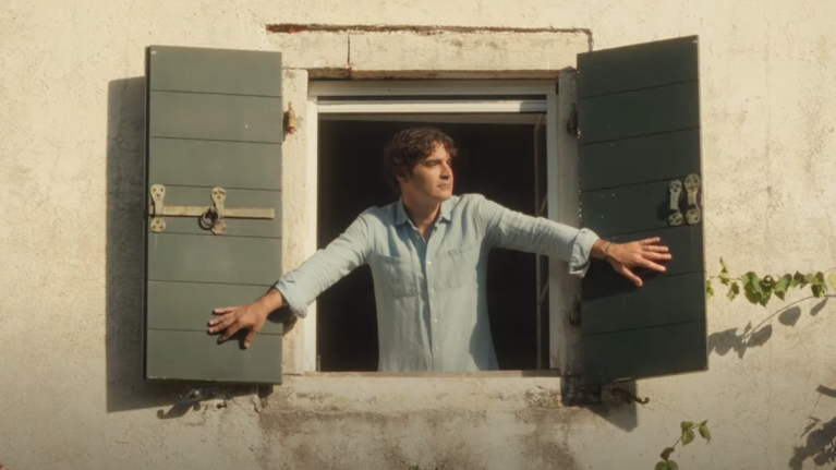 Παπακαλιάτης: Αινιγματικές φωτογραφίες από το νέο του project - Παθιασμένες σκηνές με την πανύψηλη συμπρωταγωνίστριά του