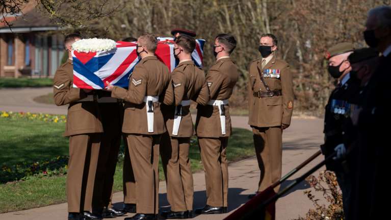 Βρετανία: Κηδεύθηκε με στρατιωτικές τιμές ο κάπτεν Τομ Μουρ - Η τελετή έκλεισε με το "My Way" του Σινάτρα [Εικόνες]