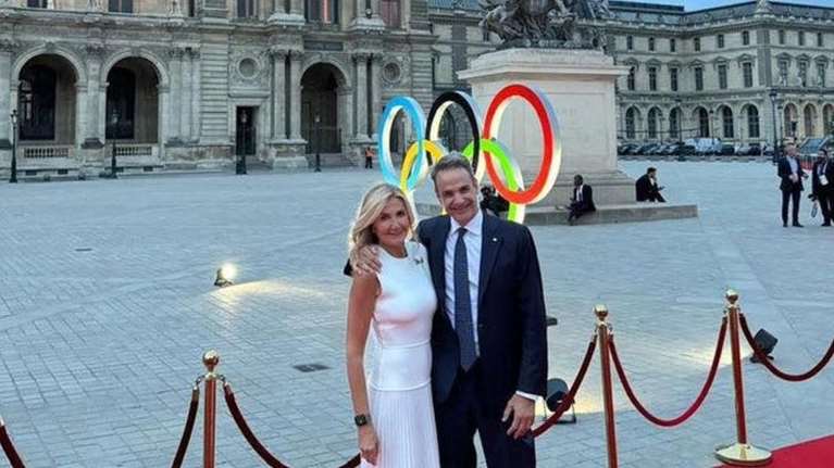 Κυριάκος και Μαρέβα Μητσοτάκη στην έναρξη των Ολυμπιακών Αγώνων: Η χαμογελαστή selfie με φόντο τον Πύργο του Άιφελ