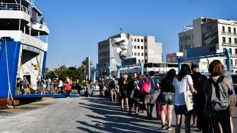 Αυξημένη η κίνηση στο λιμάνι του Πειραιά - Μάσκες εντός και εκτός πλοίου