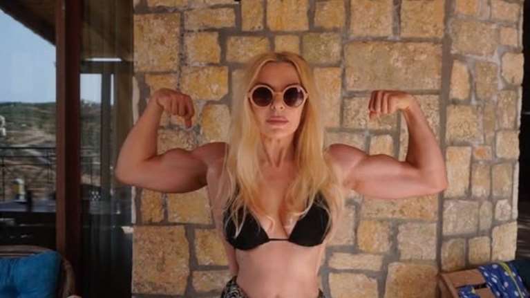 Η Αννίτα Πάνια ποζάρει με μπικίνι και &quot;ψαρώνει&quot; τους followers της