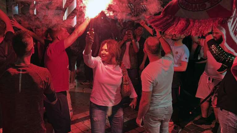 Viral οι πανηγυρισμοί της Χριστίνας Σταρακά του ΠΑΣΟΚ για τον Ολυμπιακό- Με καπνογόνο στο χέρι και &quot;ερυθρόλευκη&quot; σημαία