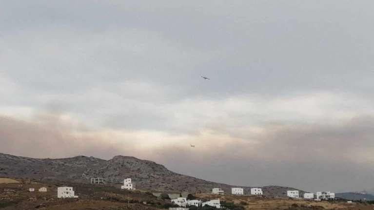 Δύο φωτιές στην Άνδρο: Ενα ελικόπτερο και δύο αεροσκάφη στη μάχη της κατάσβεσης [εικόνες]
