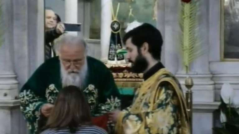 Αδιόρθωτοι: Ιερέας κοινώνησε πιστούς στον Άγιο Σπυρίδωνα της Κέρκυρας, παρά την απαγόρευση [εικόνες]