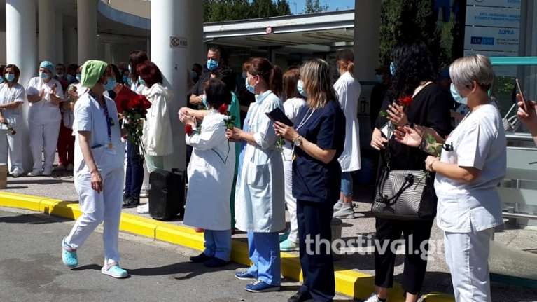 Με τριαντάφυλλα και χορό είπαν &quot;ευχαριστώ&quot; στους νοσηλευτές του ΑΧΕΠΑ [βίντεο]