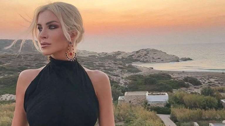 Η Κατερίνα Καινούργιου &amp; το "πύρινο φιλί" μπροστά στο ηλιοβασίλεμα