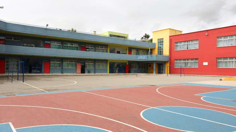 Άλιμος: Ανήλικοι βρήκαν όπλο σε προαύλιο δημοτικού σχολείου [εικόνα]