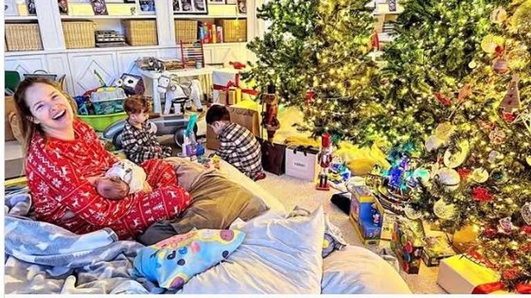 Ανίτα Μπραντ: &quot;Pajamas all day&quot; - Τριπλά ευτυχισμένη στο χριστουγεννιάτικο ελατόδασος στο σαλόνι της