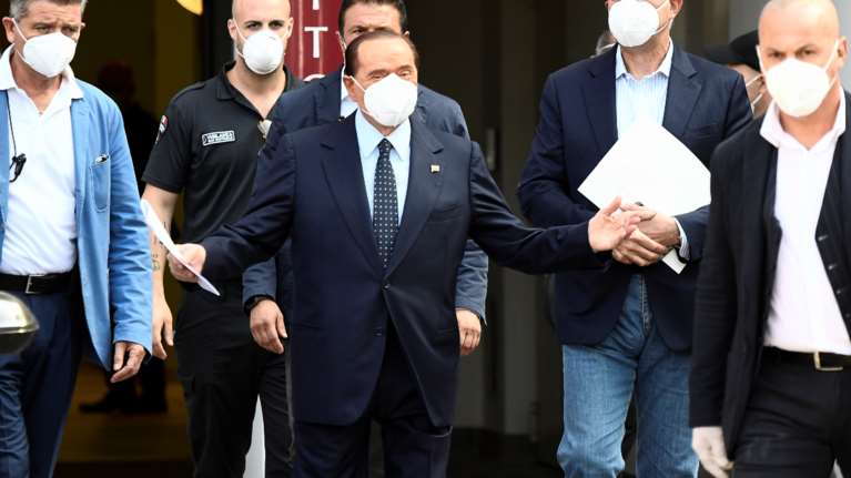 Κορονοϊός: Εξιτήριο πήρε ο Μπερλουσκόνι - &quot;Η δυσκολότερη δοκιμασία της ζωής μου&quot; [Εικόνες]