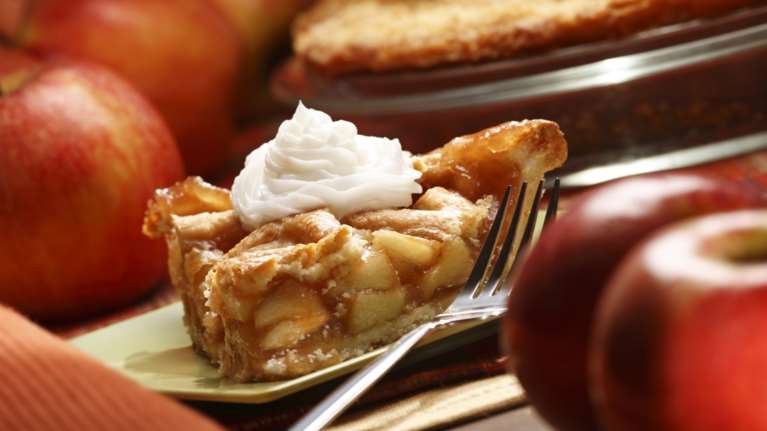 Συνταγή Πετρετζίκη για γρήγορη και εύκολη μηλόπιτα με ελάχιστα υλικά