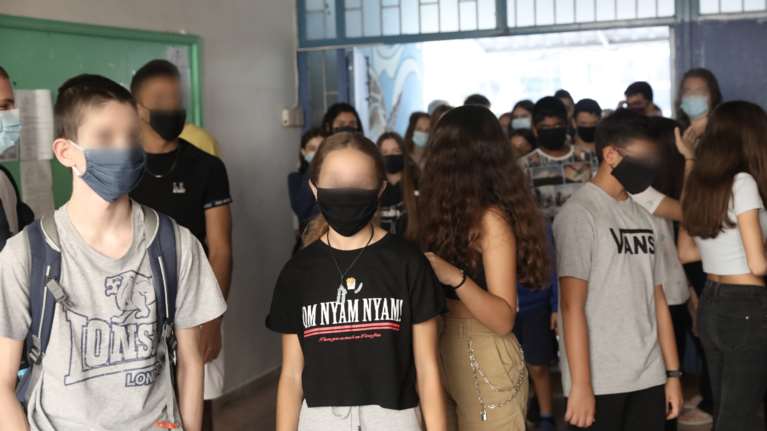 Άνοιγμα σχολείων: Με ποιο SMS μετακινούνται οι γονείς για τη μεταφορά των μαθητών