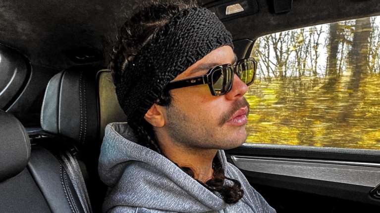 Άγγελος Λάτσιος : Χριστούγεννα στην εξοχή - Με ροκ διάθεση ο γιος της Ελένης Μενεγάκη