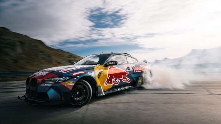 Δύο BMW M4 ντριφτάρουν: Πώς να αναστατώσετε την Ελβετία