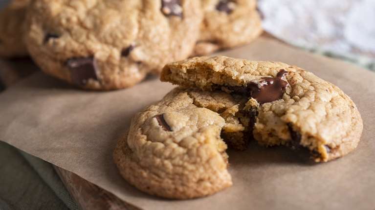 Νηστίσιμα chocolate chip cookies: Tα σούπερ αφράτα cookies που θα γίνουν ανάρπαστα