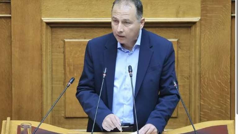 Αντιπαράθεση για την άρση ασυλίας του βουλευτή του ΚΚΕ Β. Μεταξά: Κατηγορείται για κλοπή ασπίδας αστυνομικού