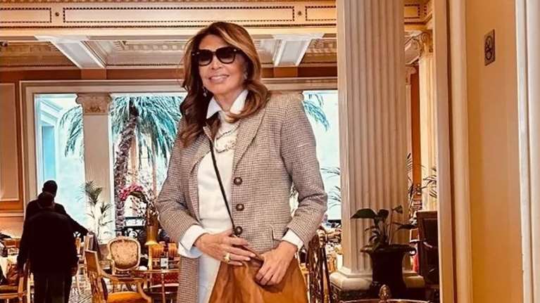 Μαριτίνα Ντενίση: Mε festive look στο σπίτι με τη μητέρα της, Μιμής - Το τραπέζι για την οικογένεια και φίλους