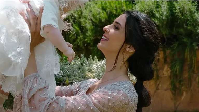 Χτενίσματα για βάφτιση: Το girly και κομψό χτένισμα της συζύγου του Άκη Πετρετζίκη που έκλεψε τις εντυπώσεις