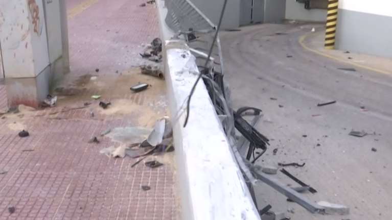 Πειραιάς: Τροχαίο με σοβαρά τραυματία έναν 22χρονο - Αυτοκίνητο χτύπησε στις μπάρες και ανετράπη