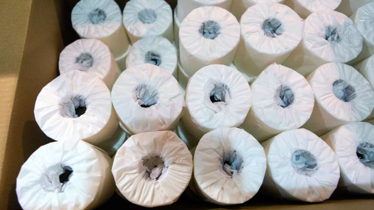 Απίστευτο: Έδειρε τη μητέρα του επειδή του έκρυψε το χαρτί υγείας!