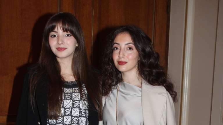 Η Δανάη και η Αμαλία Κούστα σε βραδινή έξοδο: Η απίστευτη ομοιότητά τους με τον πατέρα τους, Γιάννη Κούστα