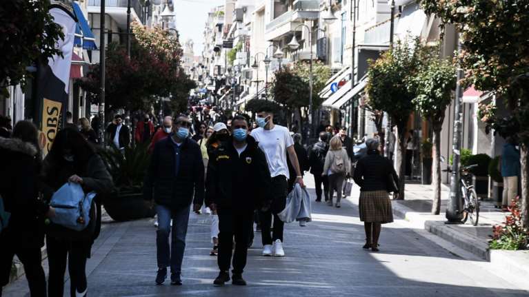 Ο κορονοϊός σαρώνει Λάρισα και Αχαΐα: Τι φοβούνται στον κάμπο - "Κολλημένοι" οι εμβολιασμοί στην Πάτρα