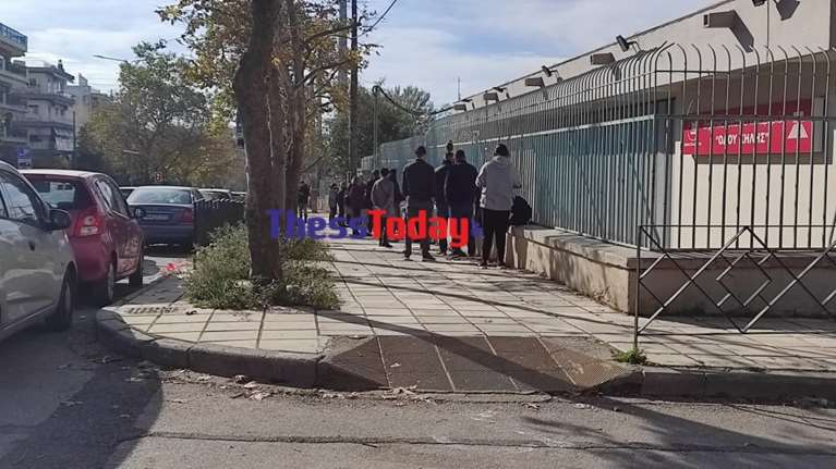 Συναγερμός από συρροή κρουσμάτων στο 2ο ΓΕΛ Καλαμαριάς: Ουρές δεκάδων μέτρων για rapid test