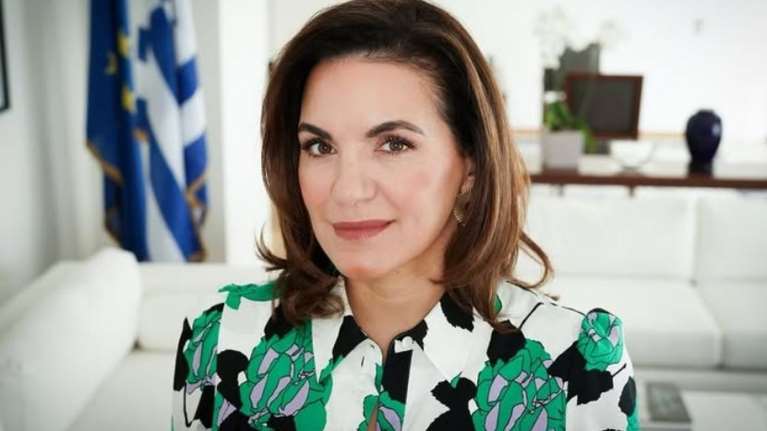 Όλγα Κεφαλογιάννη: Ξαναφόρεσε το φόρεμα που ξεχωρίσαμε- Με 80s vibes και λάμψεις