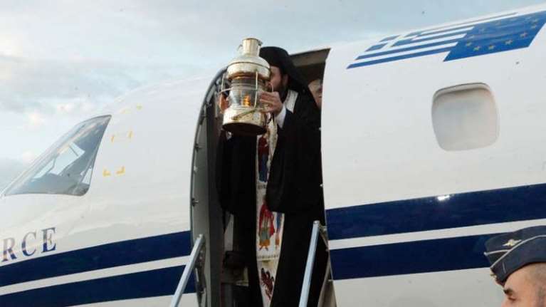 Πώς θα γίνει η μεταφορά του Αγίου Φωτός το Μ. Σάββατο - Πού θα φυλαχθεί