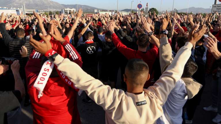Ολυμπιακός: Ντελίριο ενθουσιασμού από τους οπαδούς - Η υποδοχή της ομάδας μετά τη θρυλική &quot;τεσσάρα&quot; στην Αστον Βίλα