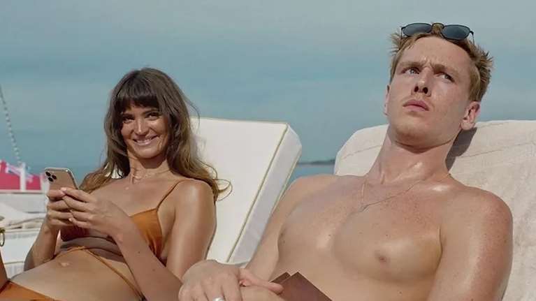 To Tρίγωνο της Θλίψης: Όταν η καλλονή πρωταγωνίστρια της ταινίας, Charlbi Dean, άφηνε την τελευταία της πνοή τον περασμένο Αύγουστο