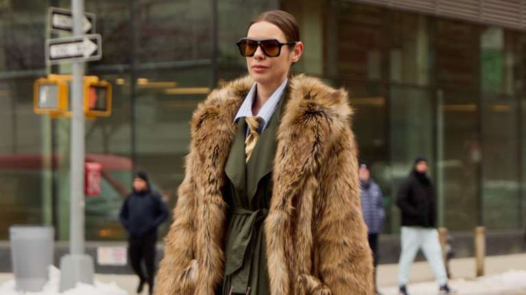 10 κομψοί συνδυασμοί για τον χειμώνα που θα σε βγάλουν από τη στιλιστική μονοτονία